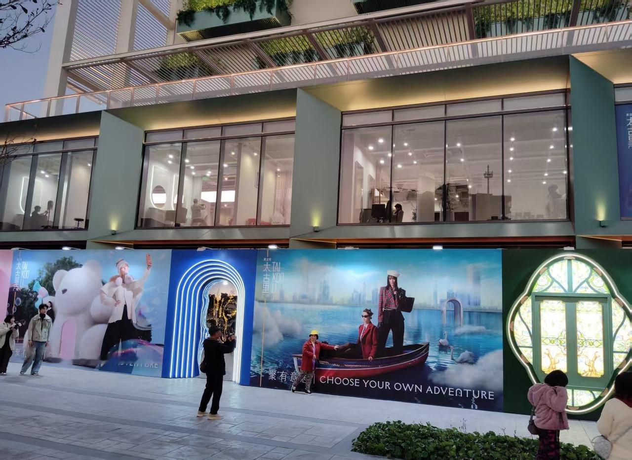 新潮打卡地，一起来感受📍广州广州聚龙湾太古里广州新开业不久的潮流聚集地，