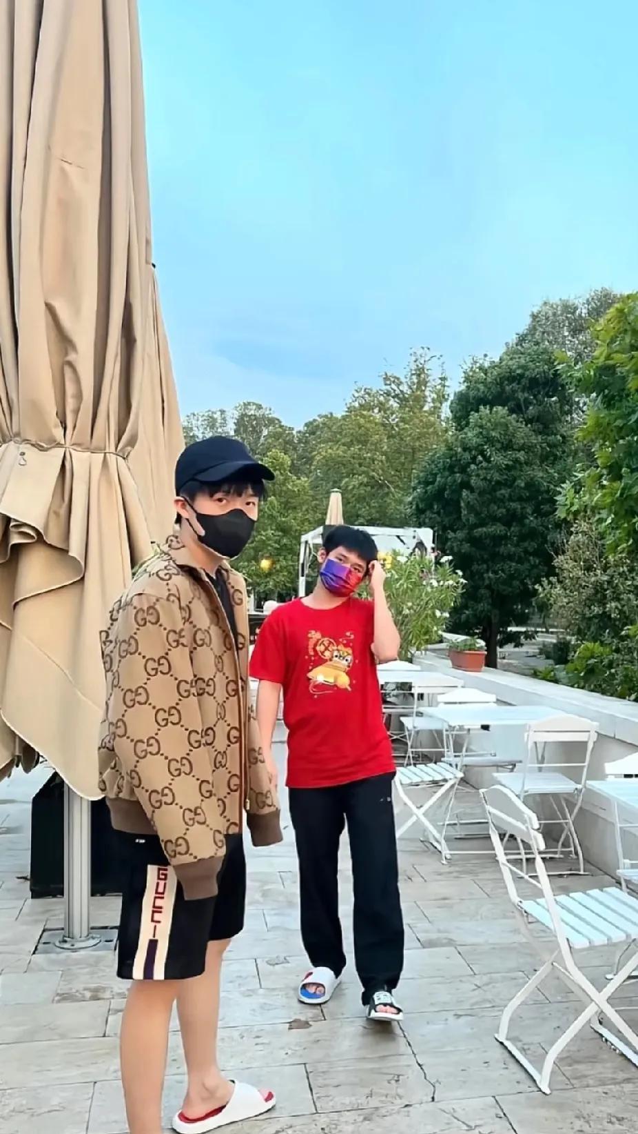 被王楚钦林诗栋笑发财了家人们谁懂啊！刷到王楚钦和林诗栋这张照片，我直接笑出猪叫