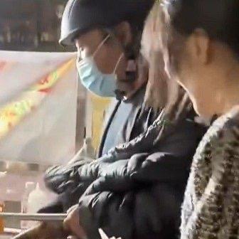 最近网上有个视频特别火，一个“00后”姑娘第一天出摊卖炒饭，结果摊位前来了位热心