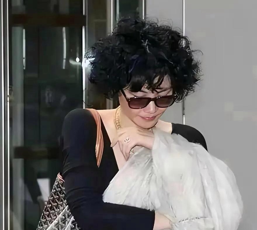 王菲这造型真是一言难尽,既不好看又显老。