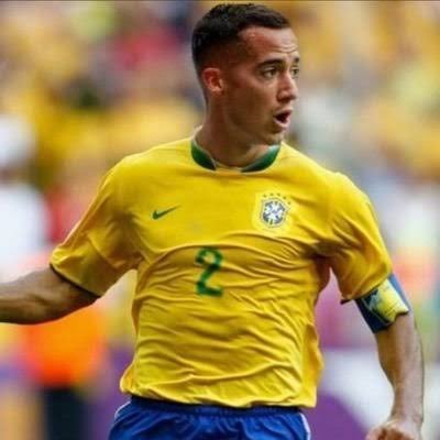 -“当初安切洛蒂是如何说服你这样一位才华出众的边锋……转型去踢右后卫的？”巴斯