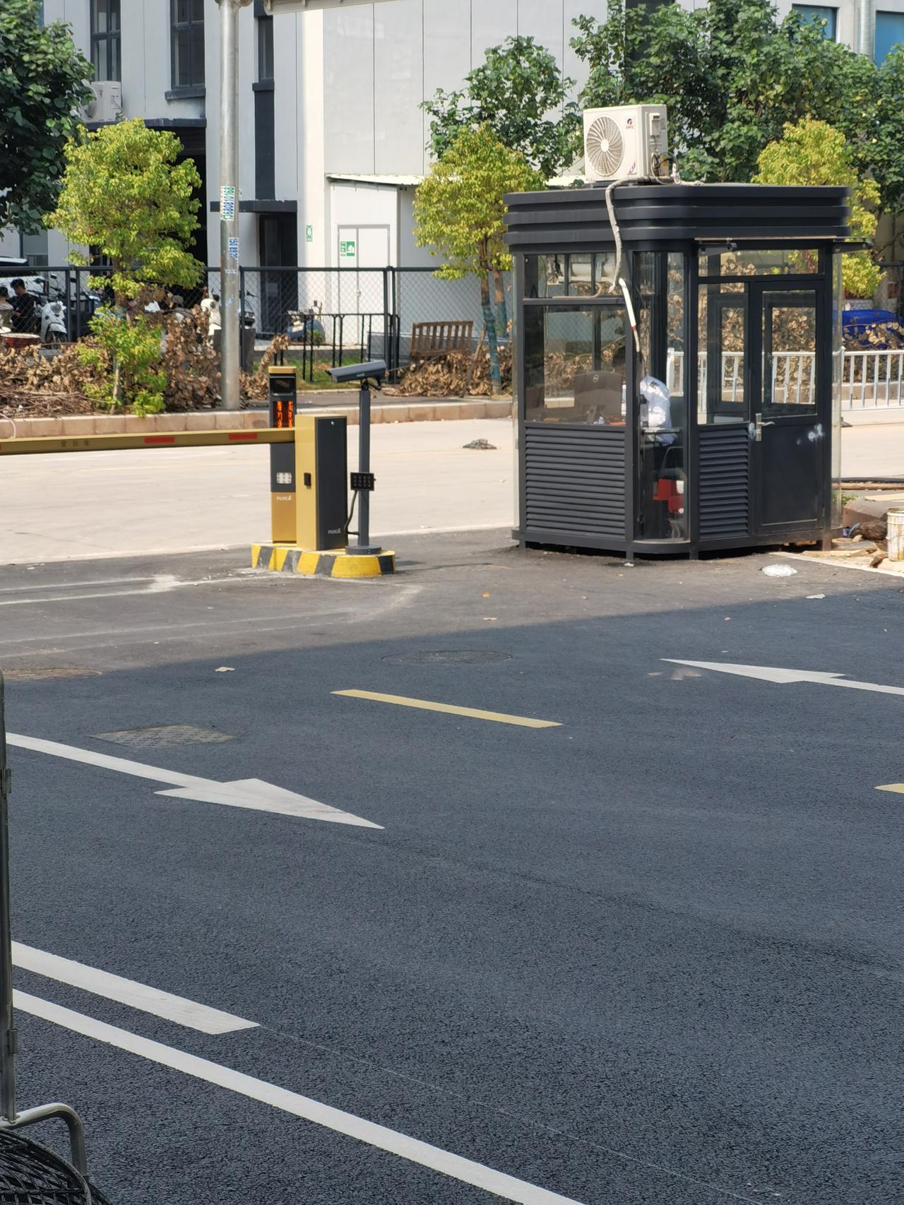 今天下午两点惠州30°的初夏高温，保安室岗亭里的保安一动不动坐在那里，而且正对西