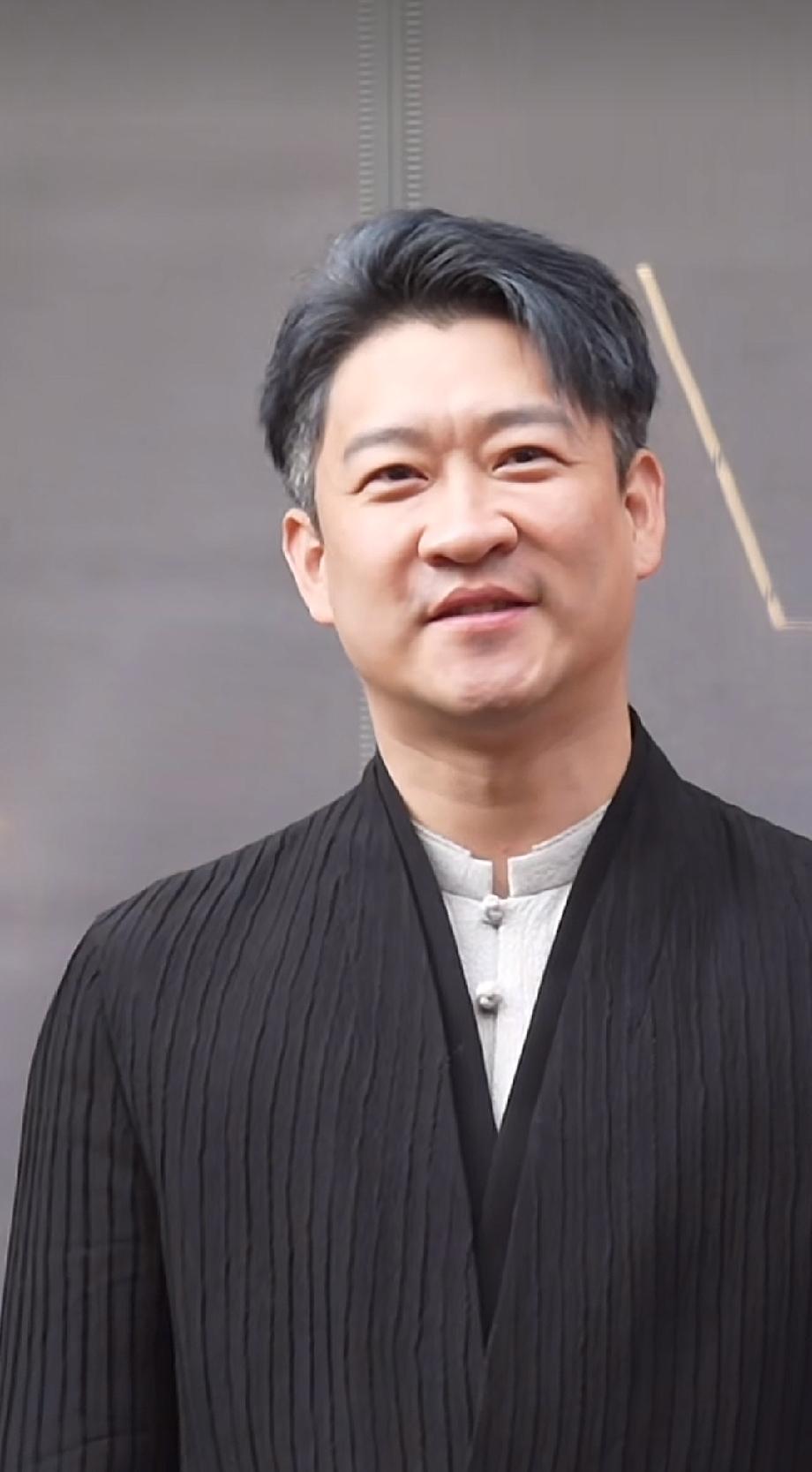 曹云金的餐厅今天正式开业，就在听云轩旁边，以后粉丝听完相声，就可以去他的餐厅吃饭