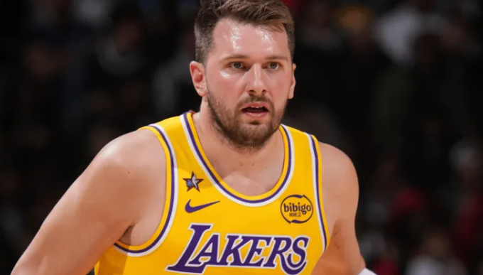 明日NBA常规赛，湖人客场对阵快船。今日，湖人官方公布了伤病名单：东契奇和詹