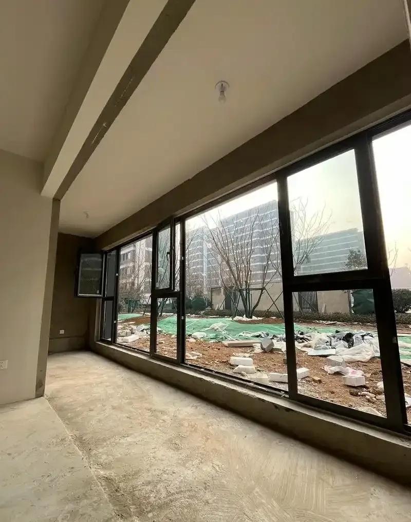 弟弟买房子在家族群里说，还差五万块钱，我就当没看见，过了没有一个小时，我妈给我打