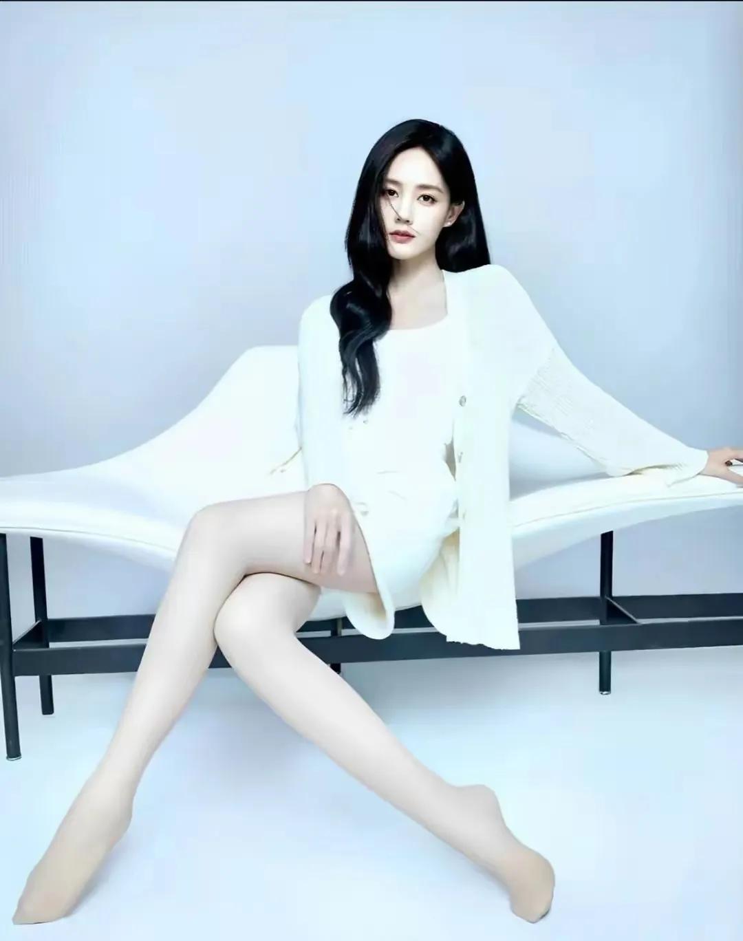 你见过比袜子还白的脚吗？这双美足真是让人移不开眼。李一桐的这一组美美的光脚写真真