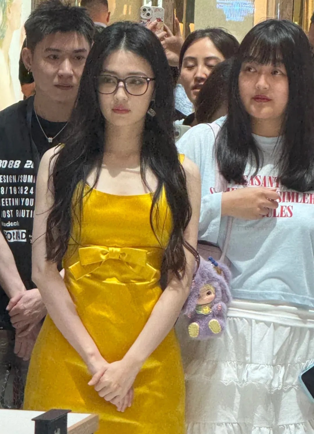 成都偶遇徐璐线下活动让人很惊讶这是什么打扮妆发、衣服、鞋子全部都不搭但是