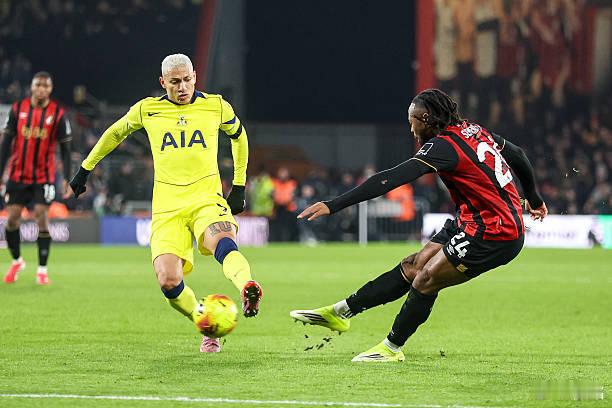 伯恩茅斯3比2热刺塞门约绝杀之前，热刺右后卫提醒队友去贴防塞门约，毕竟这是樱桃