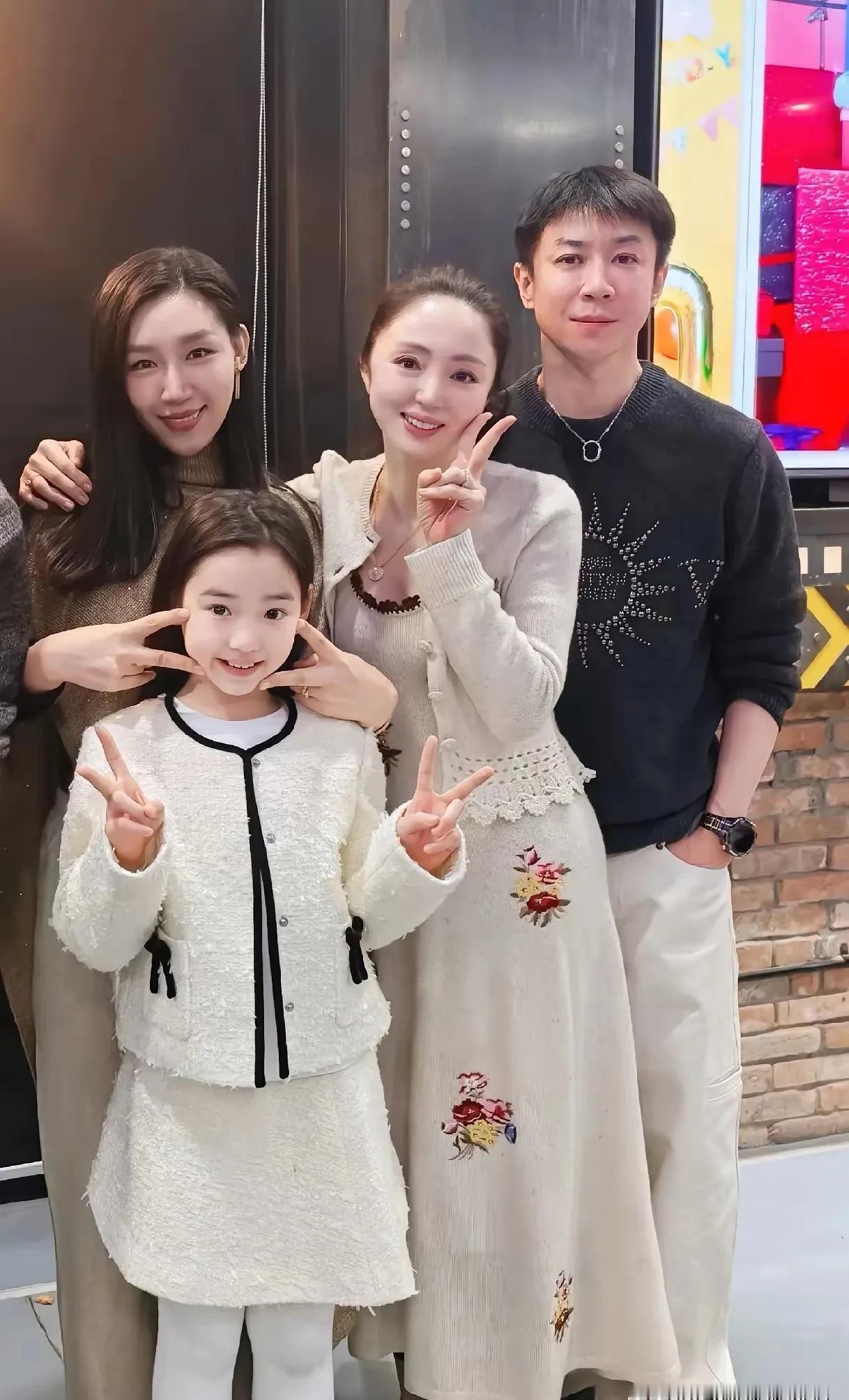 剪掉“汉奸头”，扔掉大金表。张维伊，曾经那个顶着油腻中分、戴着晃眼金表、挂着耳