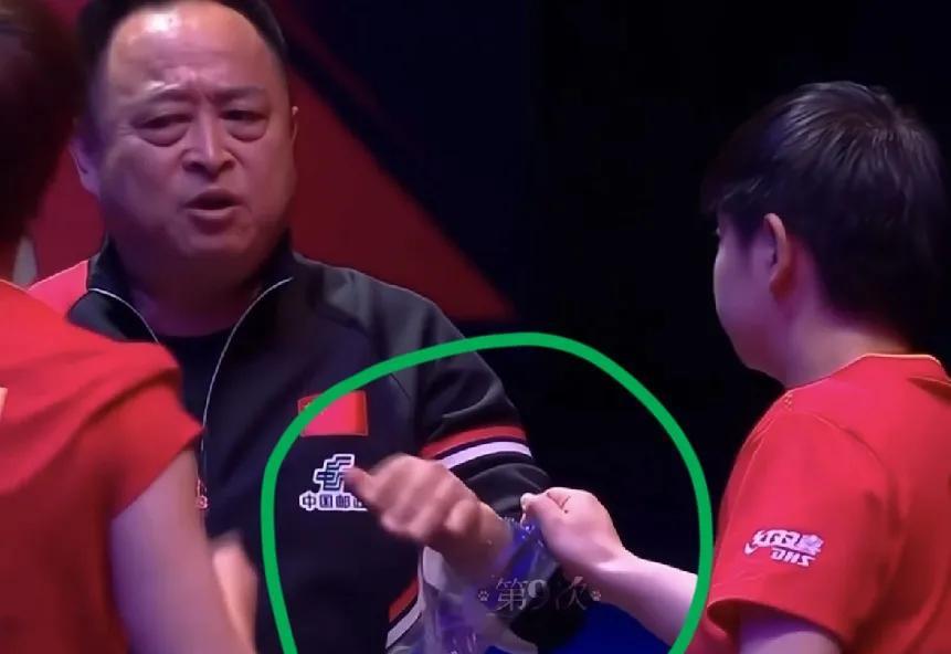 笑不活了，莎莎执意要李指导帮她拿水瓶子，不接都不行。莎莎怎么这么可爱，说什么也