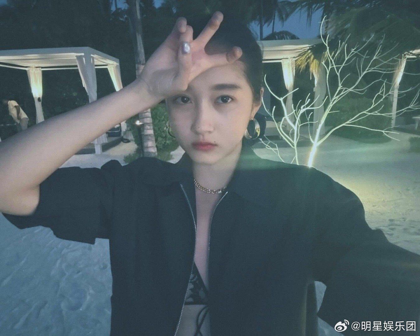 关晓彤半夜喝酒发朋友圈破碎感的晓彤～度假中的关晓彤​​​