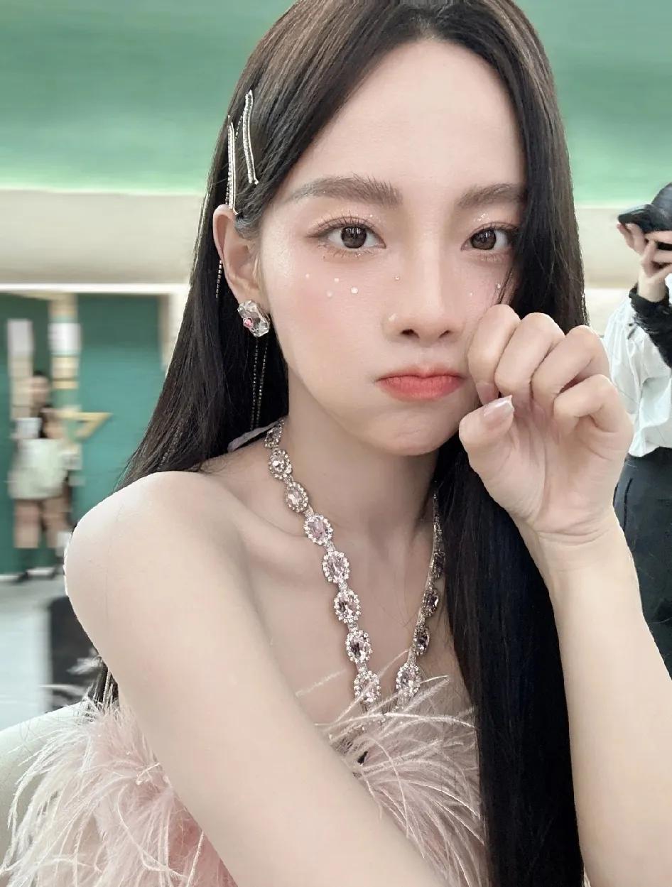 张嘉倪离婚后，她看看演唱会，晒晒太阳，练练瑜伽，很快就往前看了，目前这个状态，不