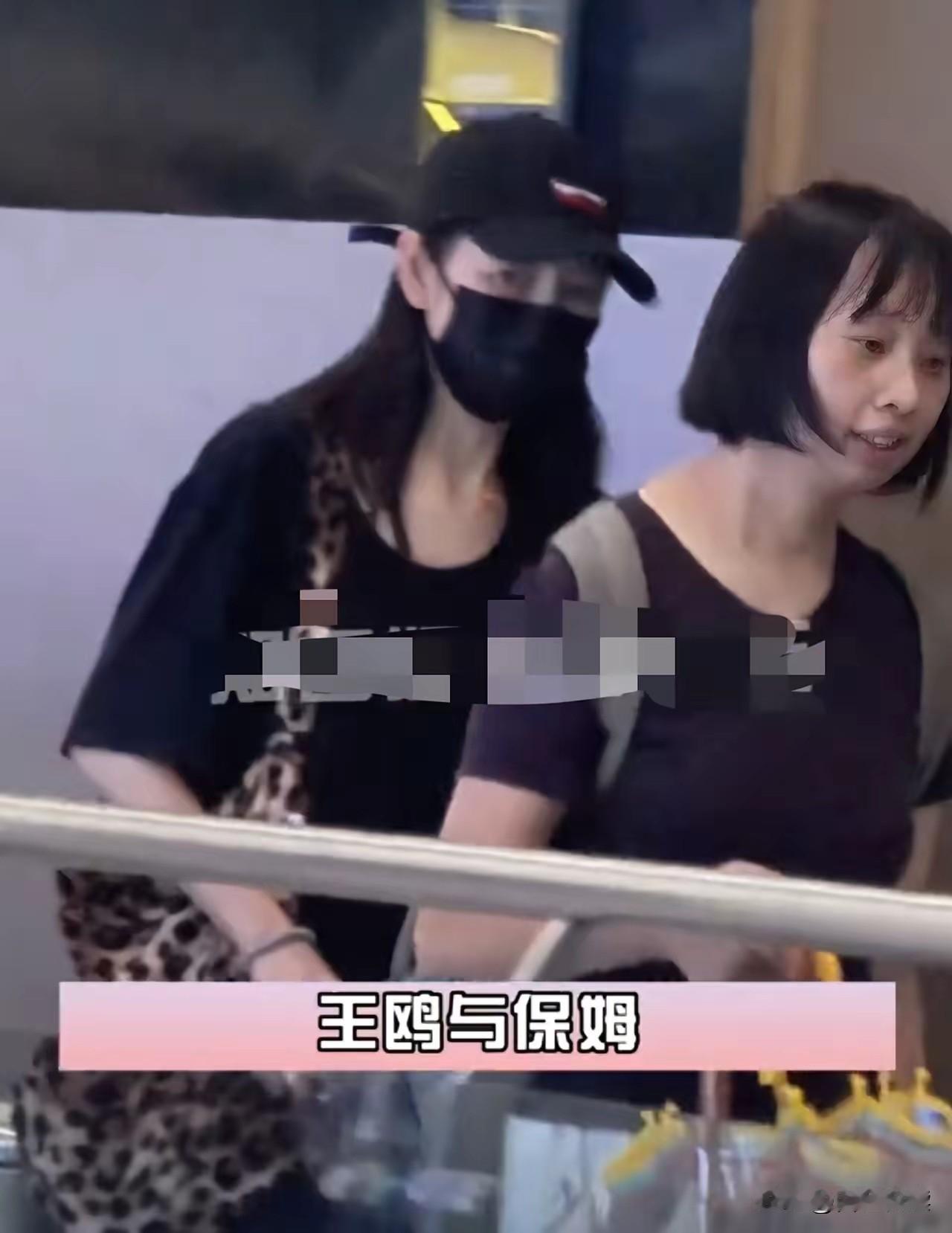 真是没想到久不露面的王鸥居然因为这件事上了热搜今天的热搜话题是王鸥给的