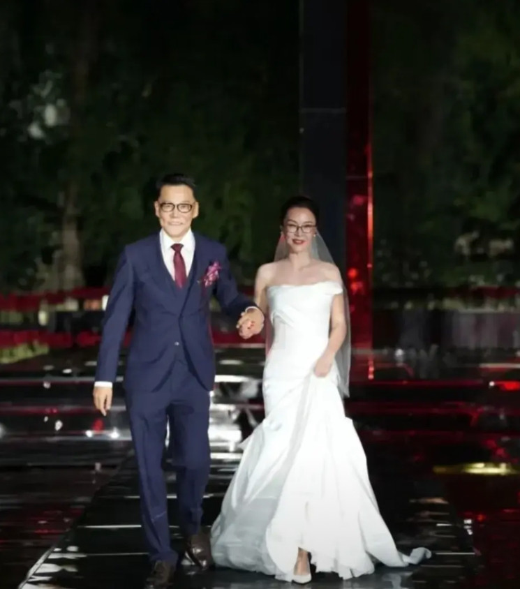 张丹红终于如愿升为李太太了！这婚礼仪式感可是足足的。亲朋好友都到场祝贺，