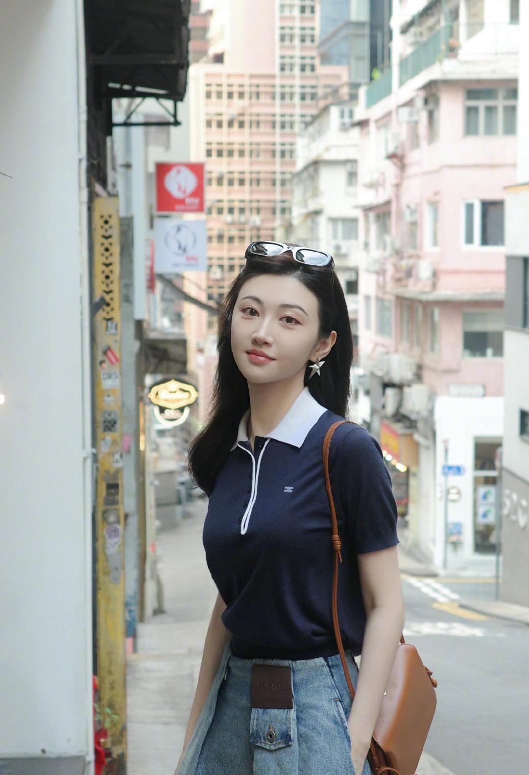 景甜香港城市漫游随拍释出，漫步街边随手抓拍的侧颜让人惊艳。小巧头脸搭配清晰流畅的