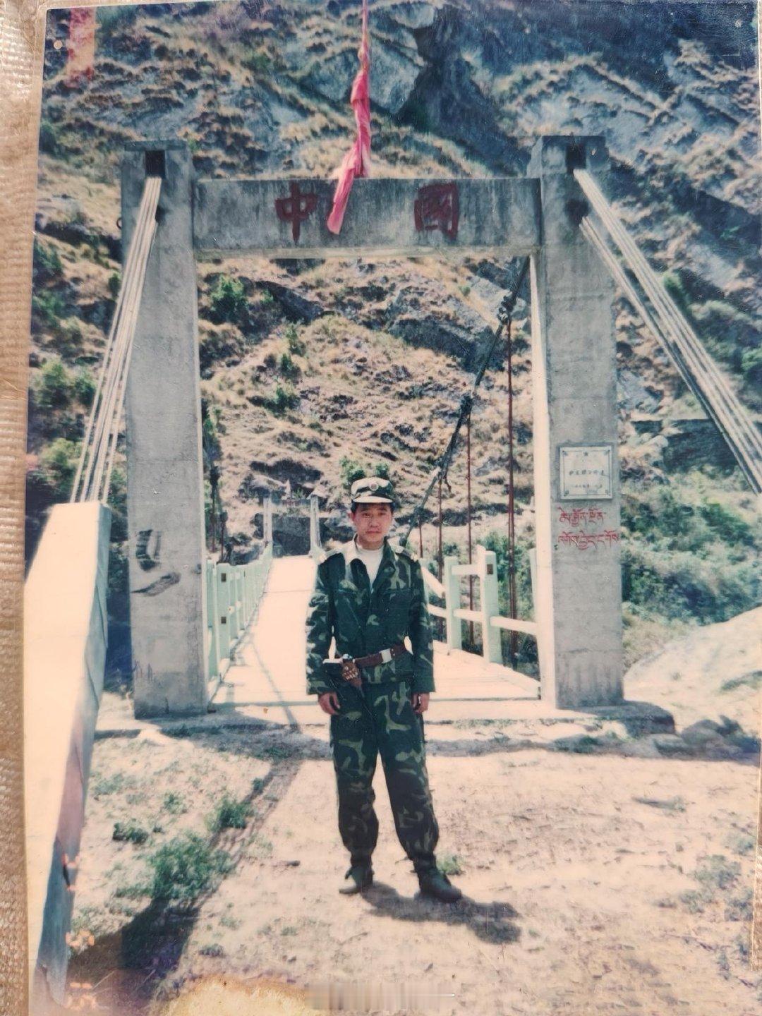 左图：1973年的吉隆口岸；中图：1993年的吉隆口岸；右图：2003年的吉隆口岸。[祈祷]吉隆口岸