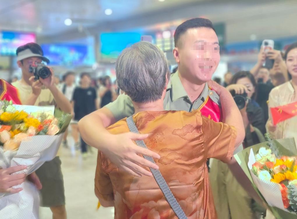 看哭了！山东青岛北站，9月1日青岛市2026年秋季退役士兵“荣归”返乡欢迎活动现