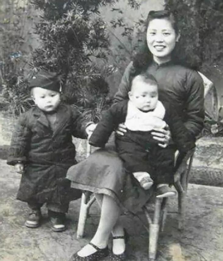 1919年，章士钊纳青楼女子奚翠贞为二夫人，俩人同居5年后，原配妻子愤怒地找他索