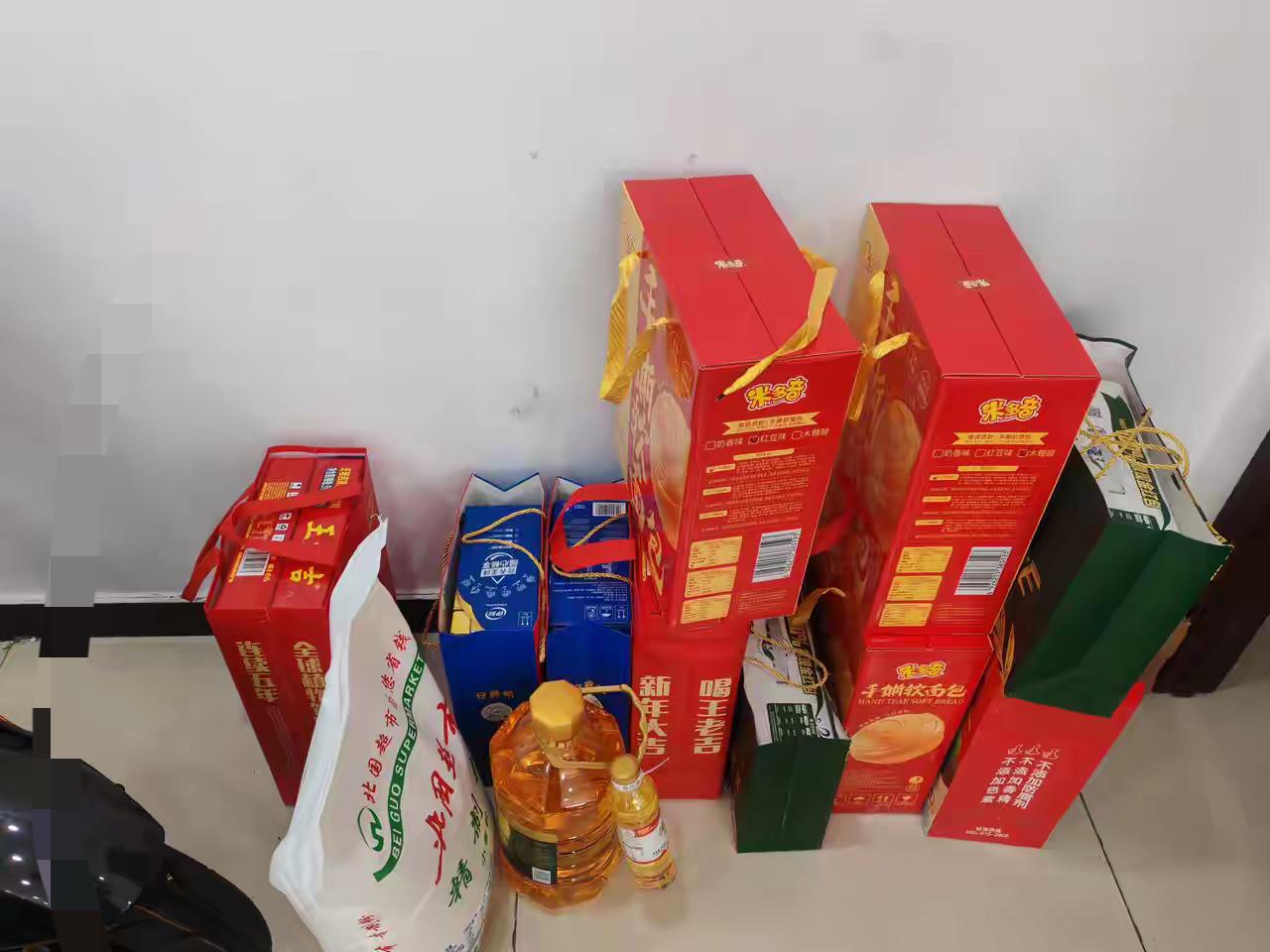 侄子一家千里来探望，满地礼物看得我心里五味杂陈这两天心里一直闷闷的，侄子一家