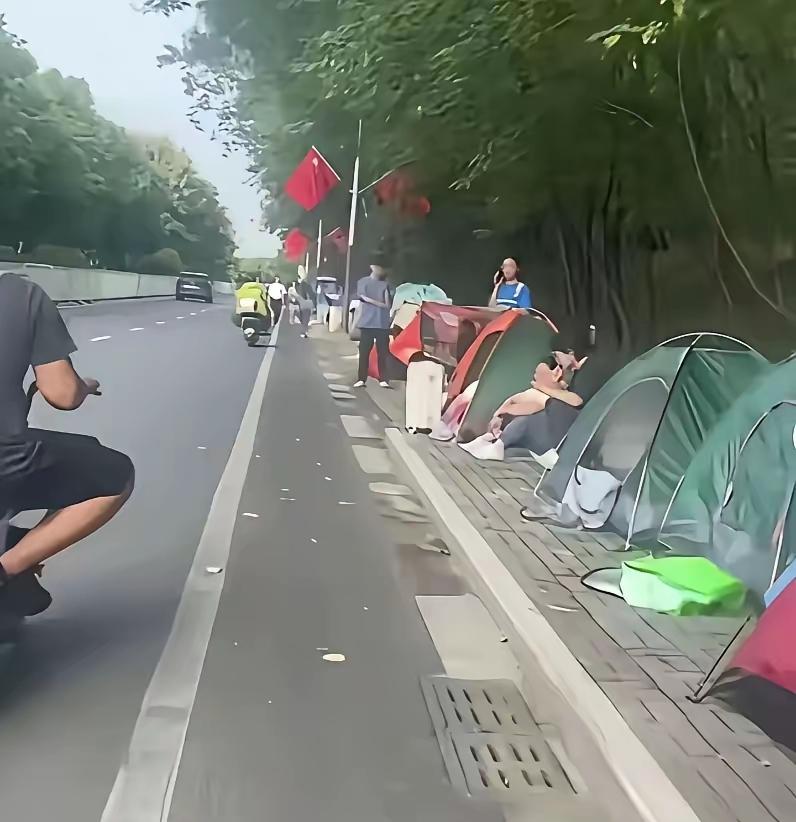 国庆旅游不住酒店住帐篷，到底算不算穷游？年轻人喜欢追求梦想，喜欢创新和挑战自我