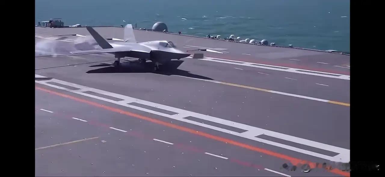 福建舰三条弹射器同时弹射的画面没见过。放了1号弹射，就有人说为什么不放2