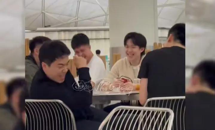 今天王楚钦和男队在香港转机的抽空时刻开心的打扑克[大笑]！王楚钦应该已经很长时间