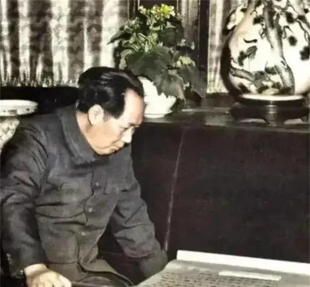 1952年，一个无妻无子的六旬老汉没钱吃饭，于是写信给毛主席求助，声称自己是岳飞