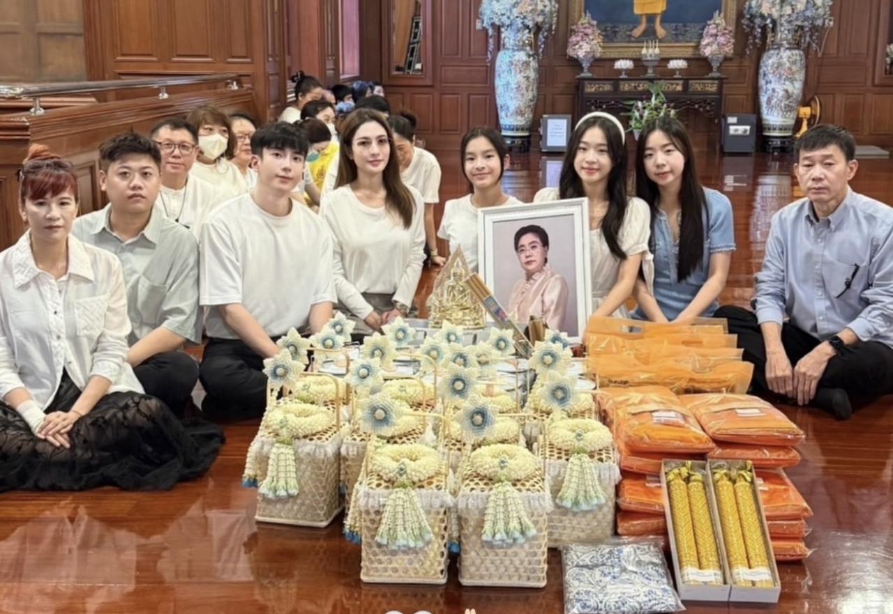 #泰国娱乐#Aff与女儿新年妹等一起参加Nonkul妈妈去世50天做功德仪式。