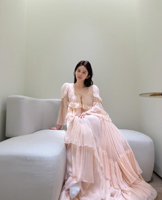 去见春天，不是去见花，是去见见那个依然会被花开感动的自己。风一吹，花瓣轻轻落下