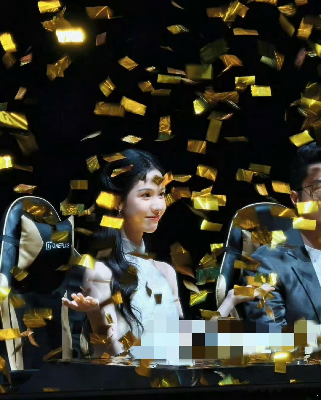 谁懂漫天金雨下陈都灵美的多权威陈都灵这组照片美到失语，代入电竞文女主了​​​