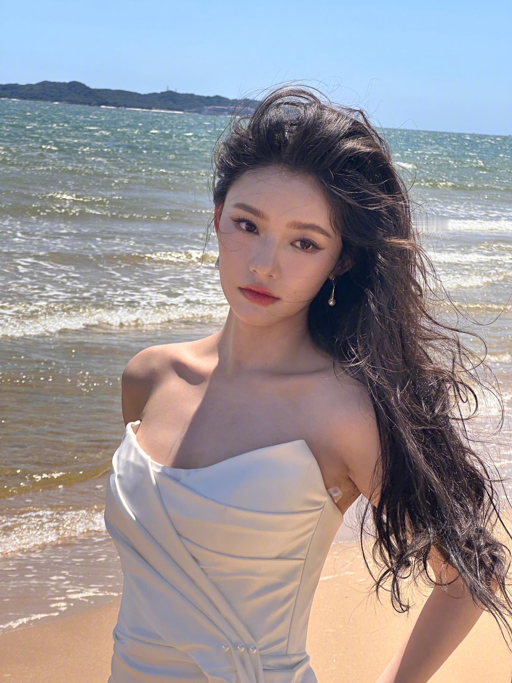 林允，白裙倩影，海边美丽的美人鱼。林允