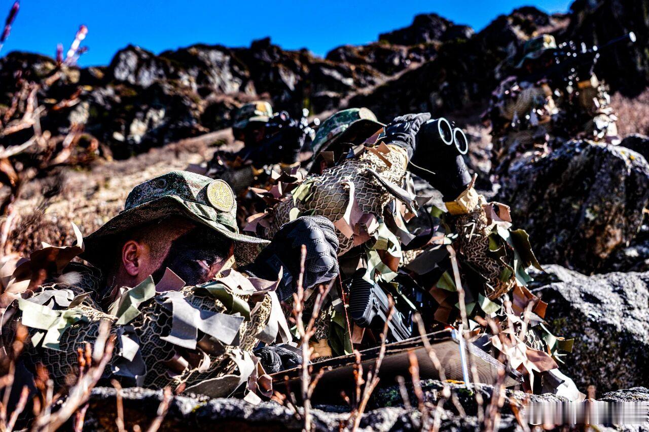 步兵特战化单兵特战化西藏军区某部在复杂丛林地域组织侦察兵多课目实战化考核，锤炼侦察分队敌后渗透与协同