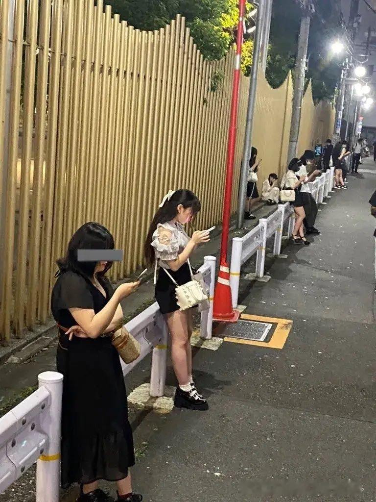 日本19岁女孩卖淫日接待3至4人日本女子靠站街2年爆赚1.1亿日元曾经被美菌驻