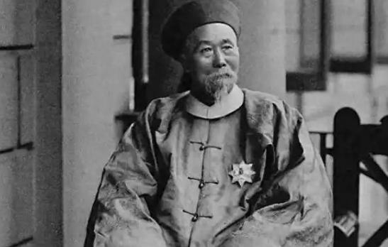 1872年，病重的曾国藩吃过早餐，在长子的搀扶下去花园散步，突然，他感到一阵强烈