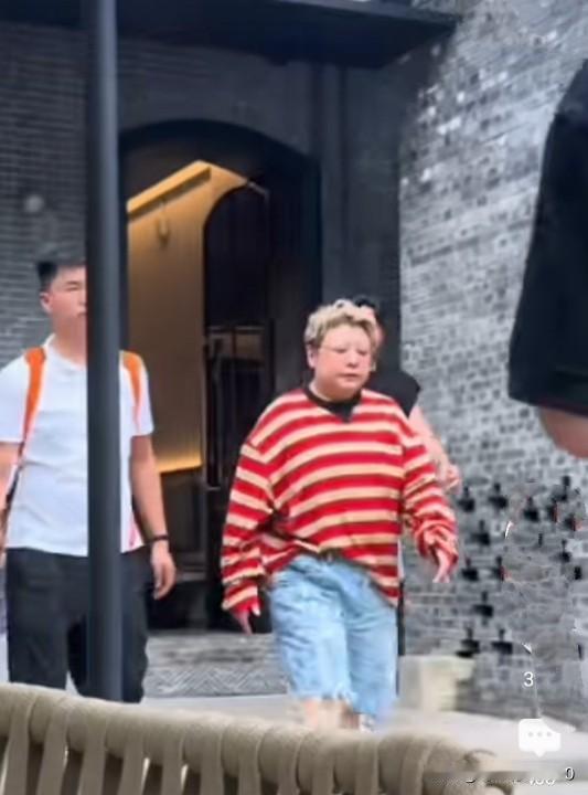 韩红的低调近日，有网友拍到韩红一行三人简衣简从低调出行，从画面可以看出，韩红