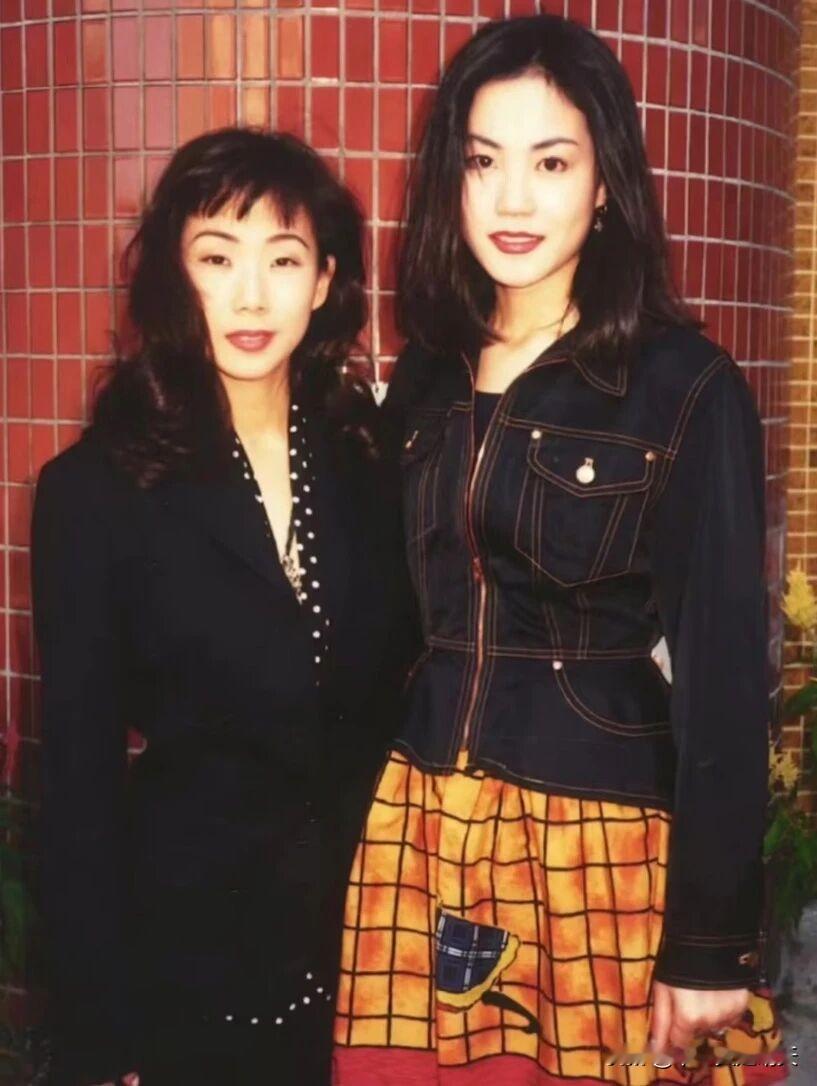 王菲又上热搜了这次不是因为唱歌，是一张和陈年合影的对比图。有人把王菲和林忆莲早年同框翻出来，评论区一