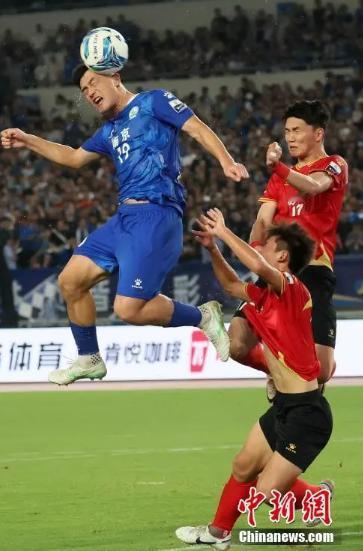 去年十块钱的票炒到五百还抢破头，今年看台空了一片没人问。江苏苏超这碗饭，怎么突然