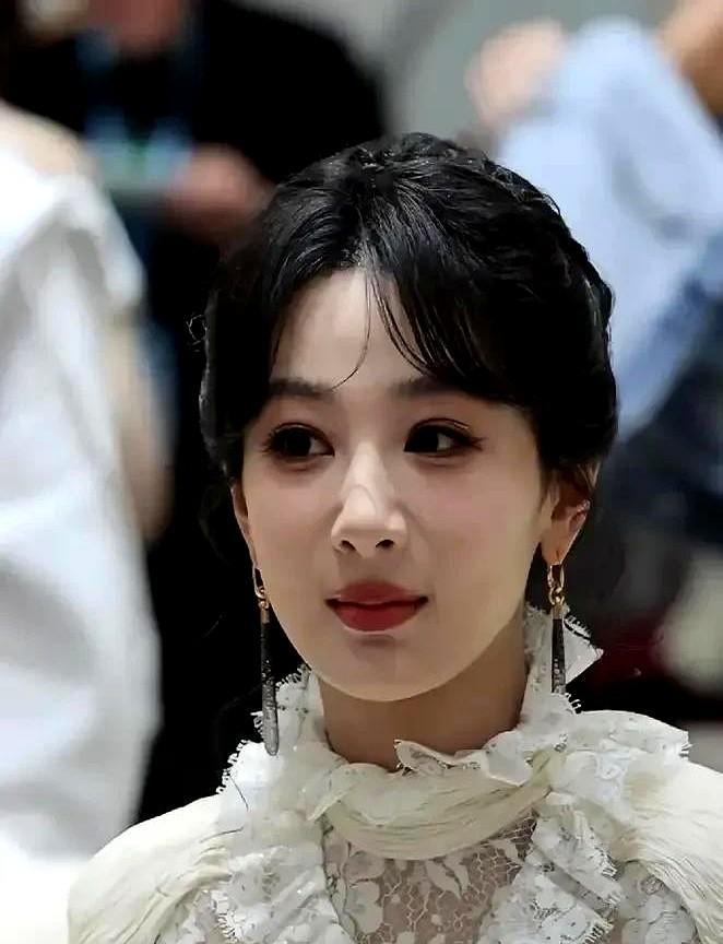 以前不明白，为啥那么多人说杨紫整过。直到看了她十几岁到三十几岁的照片，才知道原
