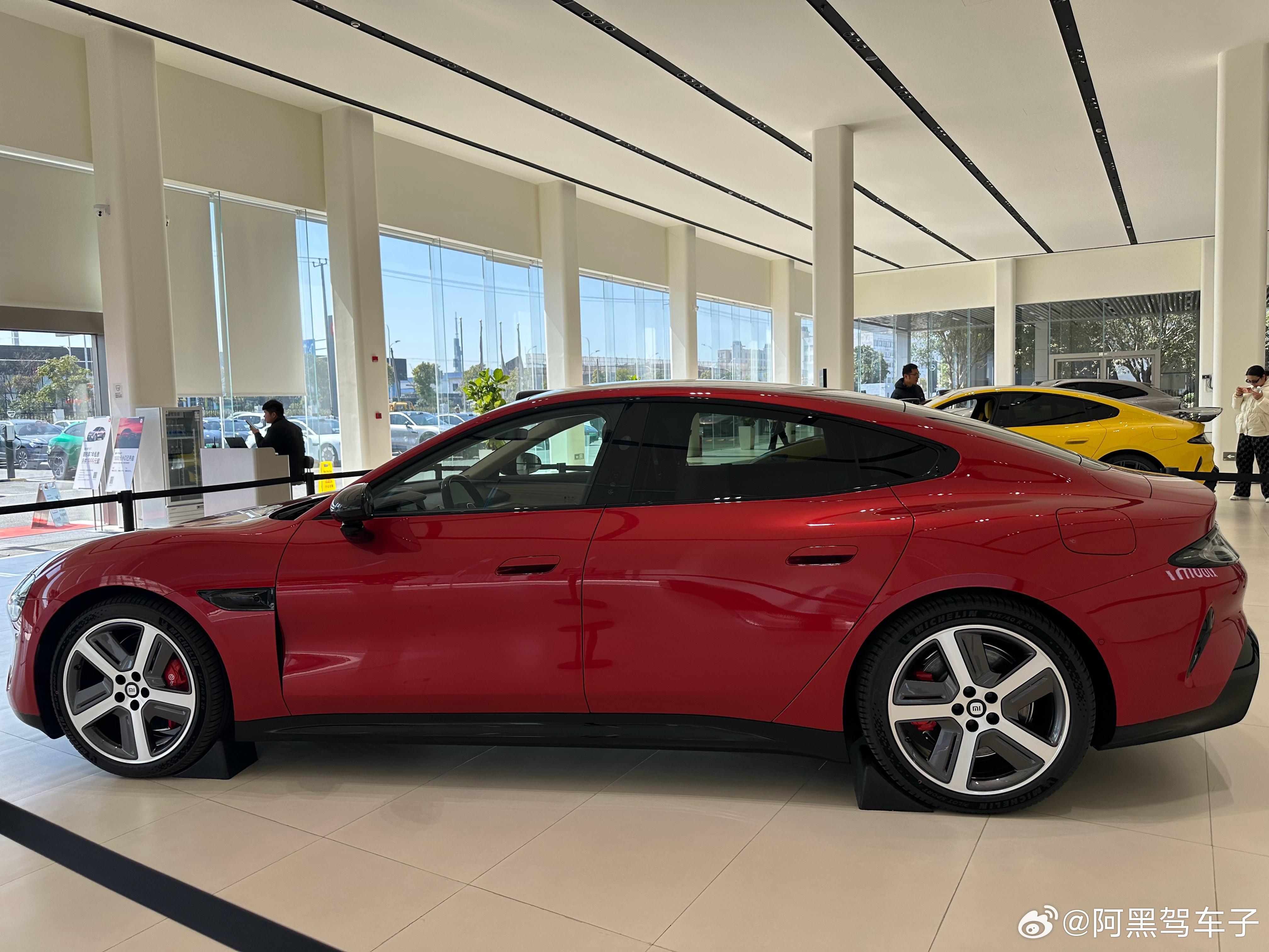 新小米su7的赤霞红，实车看起来感觉不如退环境的熔岩橙上海·小米汽车销售服务中