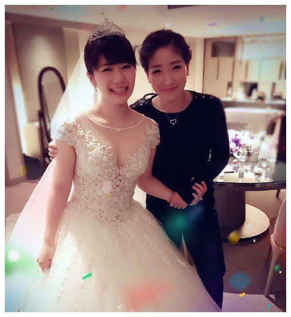 福原爱原本就爱笑，婚礼上的她笑得更美丽有福气了。可惜结婚时有多甜蜜，离婚时争夺孩