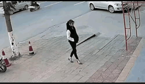 该出手时就出手，女子关键时候救了一位高空作业男子的生命，为她的善良之举，积德行善