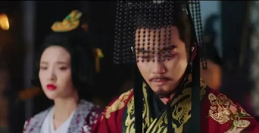 曹丕赐死了甄宓，为什么还要传位给她的儿子曹叡呢？不怕儿子记恨他吗？曹叡跪在冰冷的宫砖上，面前摊开的不