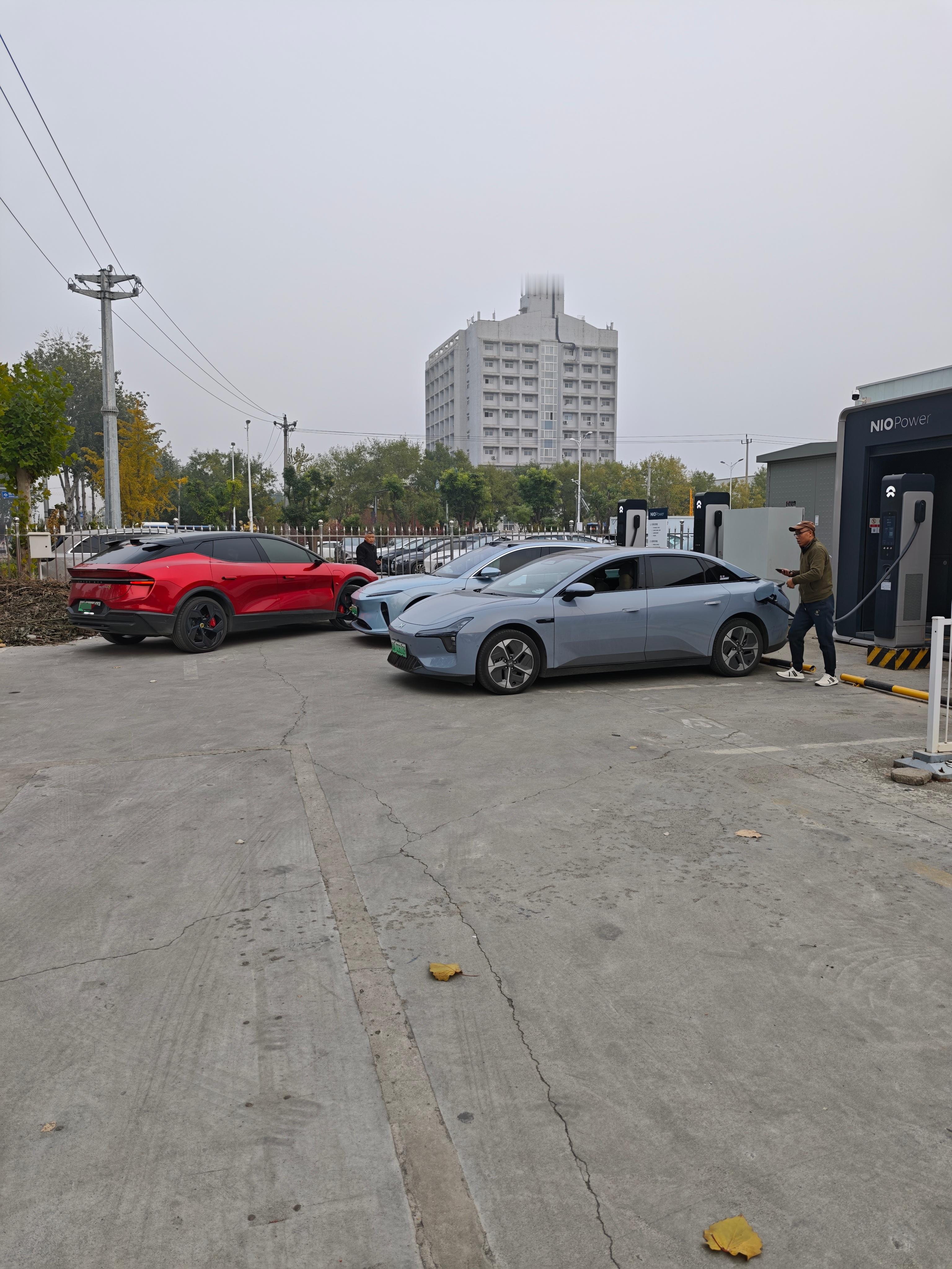 即便你是尊贵的路特斯，把头扎进去充电的时候也会显得很狼狈——论充电口在车头的弊端