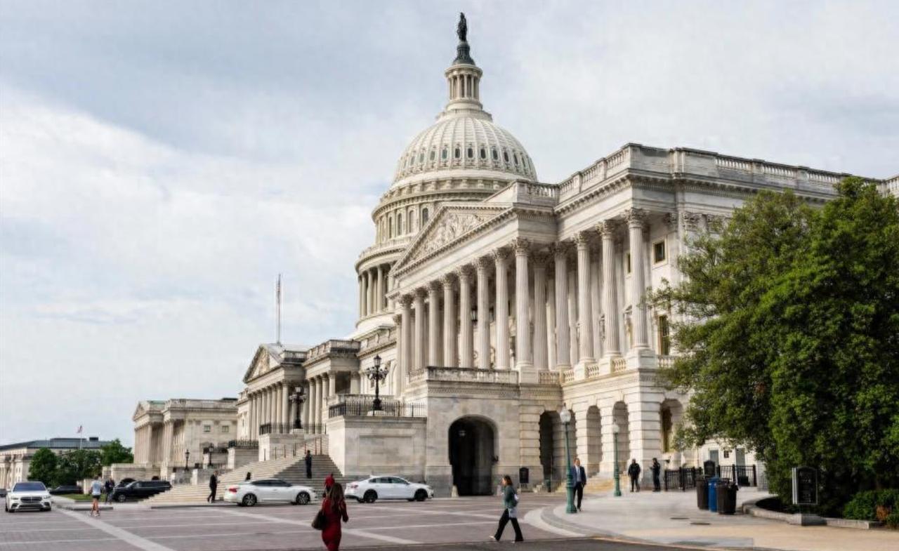 凌晨的华盛顿，参议院议事厅灯光彻夜未熄，一场关乎美国边境安全与政府停摆的关键投票