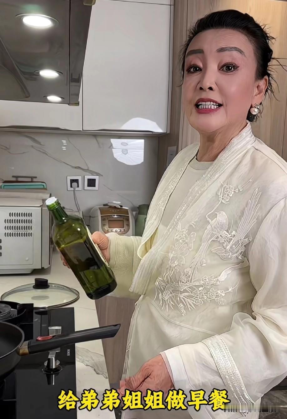 张兰开心极了，一天发了两个视频，因为玥儿姐弟回北京了，所以，张兰忙的不亦乐乎。