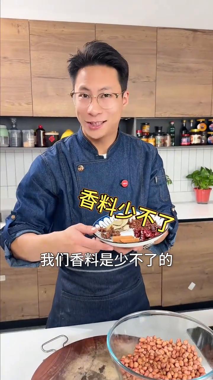 用烤箱不用油炸，一口锅轻松搞定。五香花生一口一个根本停不下来。有很多朋友和我说油