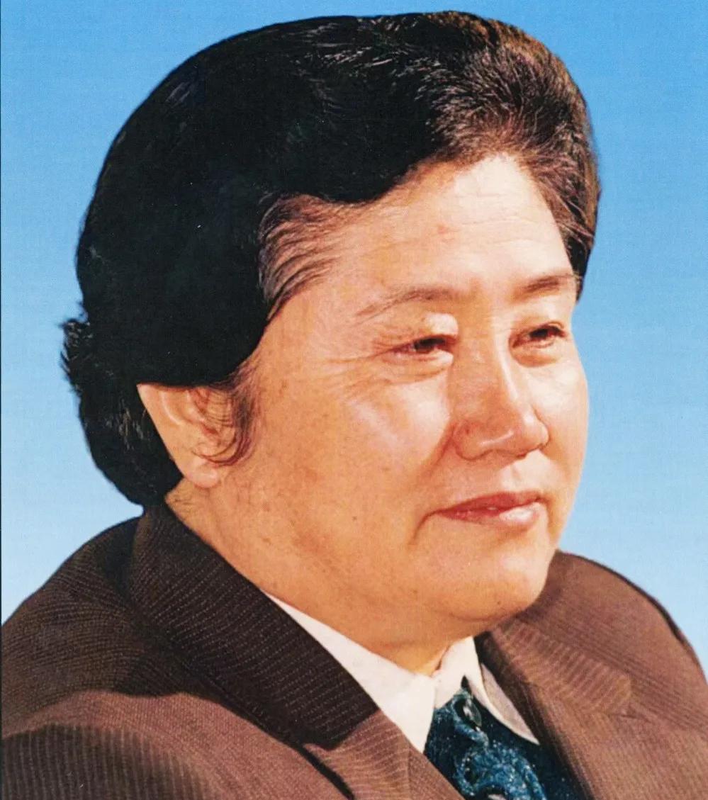 1986年8月，中纪委常委刘丽英刚因高血压导致的美尼尔氏症出院不久，她刚坐到办公