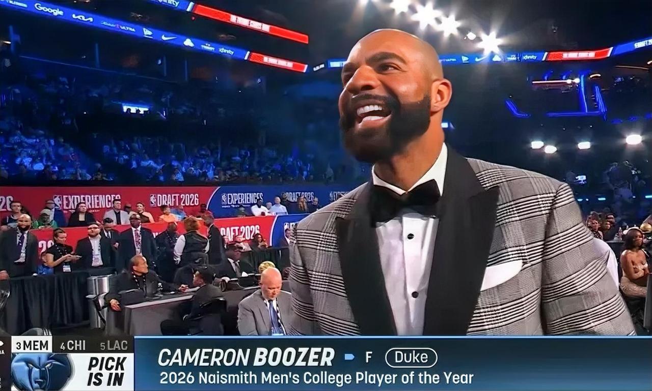 爵士名宿布泽尔真是开心坏了！在今天的进行2026年NBA选秀中，当时NBA总裁肖