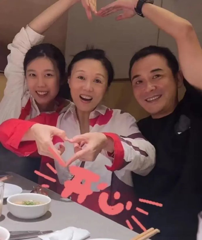 63岁吴琼一家团圆，女儿不是亲生但像她很漂亮，一家人面相都很和善，与小15岁的老