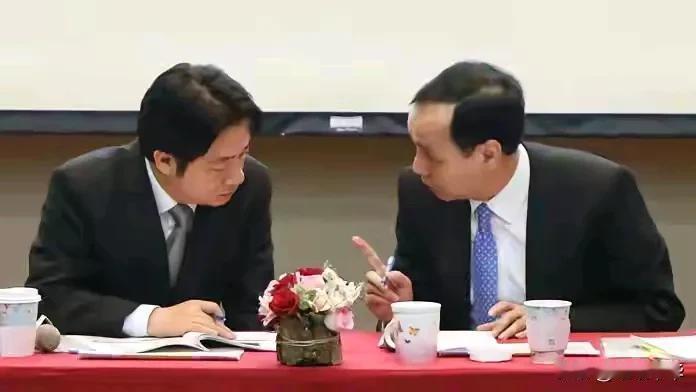 看似势不两立，实则一个鼻孔出气！